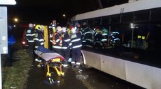 Autobus se srazil s náklaďákem! Šest zraněných, z toho dva těžce