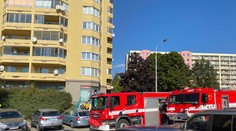 V desátém patře paneláku začalo hořet. Hasiči přijeli se čtyřmi cisternami