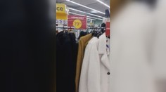 Malí obchodníci zuří! Tesco přes zákaz prodává oblečení pro dospělé