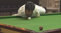 To je frajer! Bezruký Pákistánec hraje snooker bradou a sní o reprezentaci