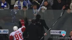 VIDEO: Šílený kouč Čechova tloukl fanoušky hokejkou