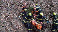 Turista se vážně zranil v Českém ráji. K vrtulníku ho museli snést hasiči