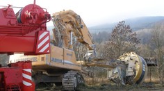 TRAGÉDIE: Chlapi nakládali bagr, bagrista nepřežil