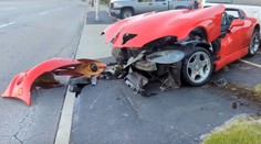 Stupidní závod na semaforu. Řidič rozsekal svůj sporťák hned za křižovatkou