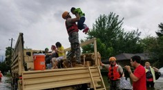 Na Houston se žene další vlna záplav: Lidé uvízli na střechách