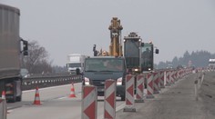 Na D1 se po zimní pauze vrátili dělníci a stroje, řidiči zpomalují