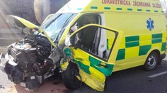 Sanitka s pacientem bourala, zraněnou řidičku odvezl vrtulník!