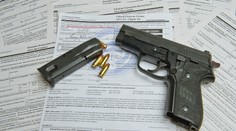 GIBS obvinil dvanáct lidí z kupčení se zbrojními průkazy, jsou mezi nimi i policisté