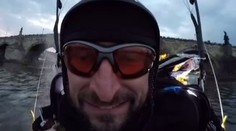 Krev tuhne v žilách! Borec podletěl Karlův most rychlostí 129 km/h