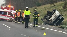 Dvě nehody najednou. Na D6 se zranili čtyři lidé, bourala i sanitka