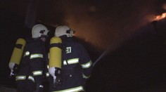 Požár přístřešku na Zlínsku ohrožoval okolní stavby i voliéru s papoušky