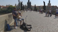 Po turistech se v Praze slehla zem. Umělci a prodejci suvenýrů lamentují