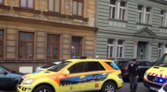 Lékařský vůz skončil po nehodě v Benešově obrácený na střeše!