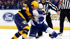 Boxerská premiéra v NHL! Rutta se zastal krajana a zametl s útočníkem Preds