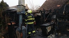 Neštěstí na Strakonicku: Při požáru přístavby uhořel člověk