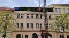 Utržená římsa v Praze zasypala ulici. Stavba nebyla značená, tvrdí lidé
