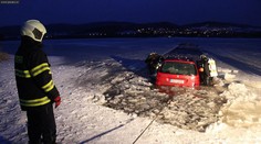 VIDEO: Hazardér na ledě utopil auto v Lipně, pomohli až hasiči