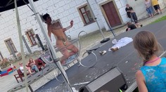 VIDEO: Dětem na slavnostech předváděli striptýz. Už to řeší policisté