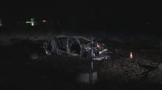 Řidič proletěl objezdem, uhořel v autě. Pár skončil s autem v řece