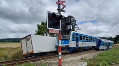 Srážka vlaku s náklaďákem na jihu Čech. Na místě je několik zraněných