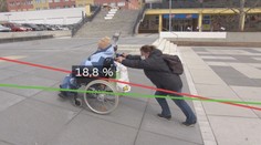 Nepovedené náměstí v Praze stále není pro vozíčkáře. Přibyly další překážky