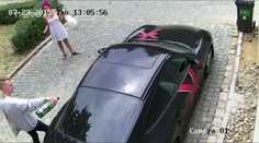 Landa potkal mladíka, který mu poničil auto. Takhle si to vyřídili