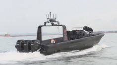 Vodami u pobřeží Anglie se prohání člun bez kormidelníka. Zajímá armádu