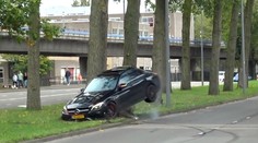 500 koní a nešikovné ruce. Frajírek rozmlátil luxusní mercedes o strom!