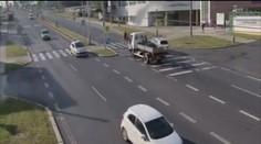 Auto na přechodu těsně minulo ženu s dětmi. Policie zjistila, kdo měl řídit