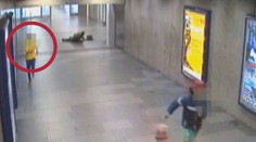 Odporné: Školák (14) zaútočil na seniora v pražském metru! VIDEO