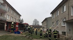Výbuch plynu zničil bytovku! Zraněné musel převézt vrtulník