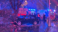 Řidič v Praze vjel autem na chodník. Srazil tam dva chodce