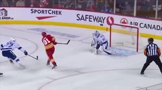 Přeskok, pirueta a gól. Útočník Calgary se blýskl výstavní trefou