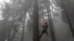 Paraglidista uvízl poblíž Ještědu. Sundat ho museli hasiči