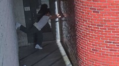 VIDEO: Vrah utekl z vězení takzvaným krabím způsobem. Nezastavil ho ani žiletkový drát