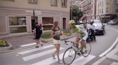 Šprýmař Sagan hvězdou reklamy! Smykuje na kole a krade jídlo