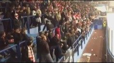 NEPOCHOPITELNÉ: Fanoušci Slavie řádili s hasicím přístrojem!
