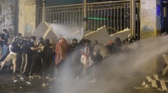 Řež u gruzínského parlamentu, policie rozháněla desetitisíce protestujících