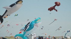 Oblohu nad dánským ostrovem zaplnili draci. Lidé jich vypustili několik tisíc