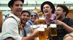Začal svátek všech pivařů! Všude voní klobásky a pivo teče proudem