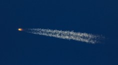 Trosky čínské rakety padají z vesmíru k Zemi. Odborníci neví, kde nakonec skončí
