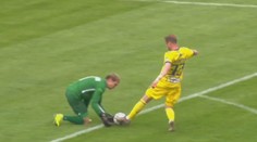 Borec na konec: Fotbalový brankář hrubou chybou daroval gól soupeři