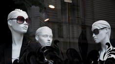 Obchod strčil do výlohy sexy figuríny, řidiči bourají jako smyslů zbavení
