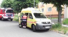 Matka odešla pít, batole uvízlo na balkóně. Sousedy zburcoval pláč