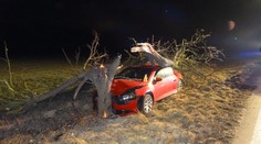 Opilci na silnicích: Jeden přerazil strom, druhý se nevešel do ulice