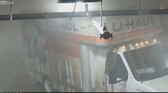 VIDEO: Moulové se nevešli do garáží. Sledujte, jak demolují půjčenou dodávku
