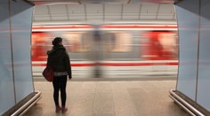 VIDEO: Muž hajloval v pražském metru. Dostaneš přes držku, usměrnil ho senior