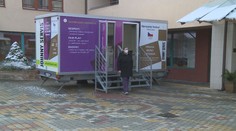 Měl sloužit olympionikům, místo toho se v kontejneru setkávají rodiny!