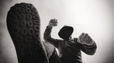 Tlupa chlapů přepadla muže v jeho vlastním domě. Skončil s prasklou lebkou