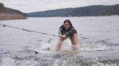 Adrenalin na Orlíku: Moderátorka si zkusila wakesurfing i výstup na rozhlednu